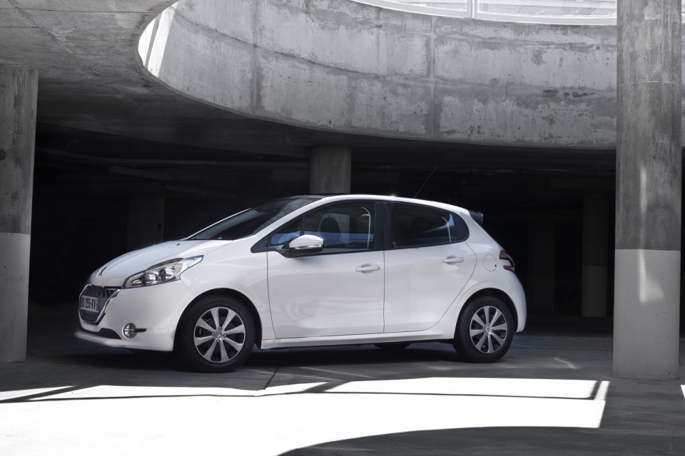 Photo officielle Peugeot 208 Active HDi Blue Lion Blanc Banquise 048