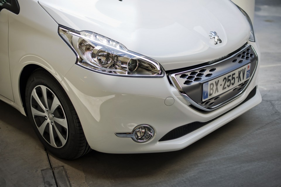 Calandre avant Peugeot 208 Active Blue Lion Blanc Banquise 050