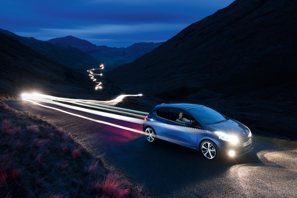 Photo officielle light painting 208 Féline Bleu Virtuel - Peugeot UK - 003