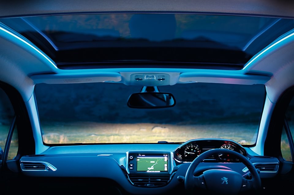 Photo officielle intérieur 208 Féline Bleu Virtuel - Peugeot UK - 006