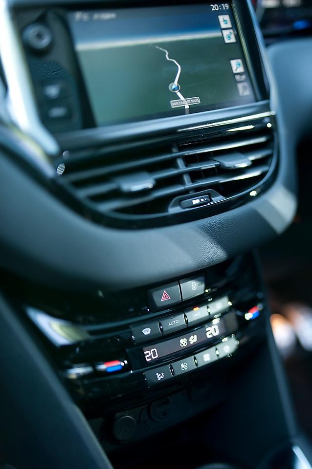 Tableau de bord 208 Féline Bleu Virtuel - Peugeot UK - 012