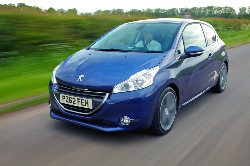 Photo Peugeot 208 Féline Bleu Virtuel, version UK (RHD) - 013