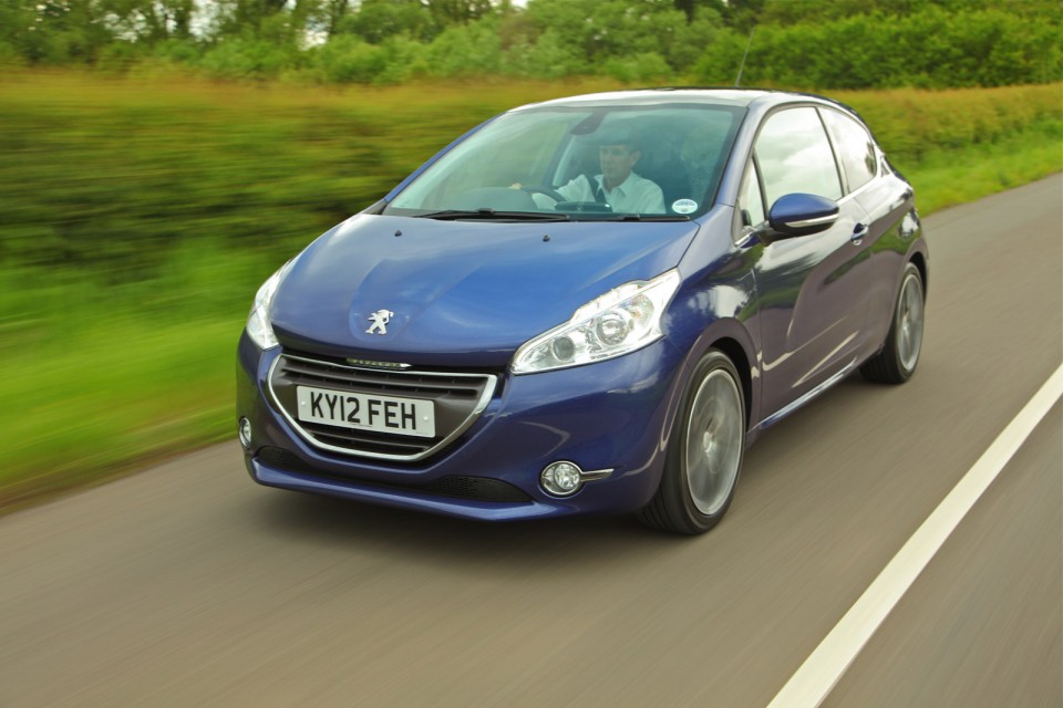 Photo Peugeot 208 Féline Bleu Virtuel, version UK (RHD) - 014
