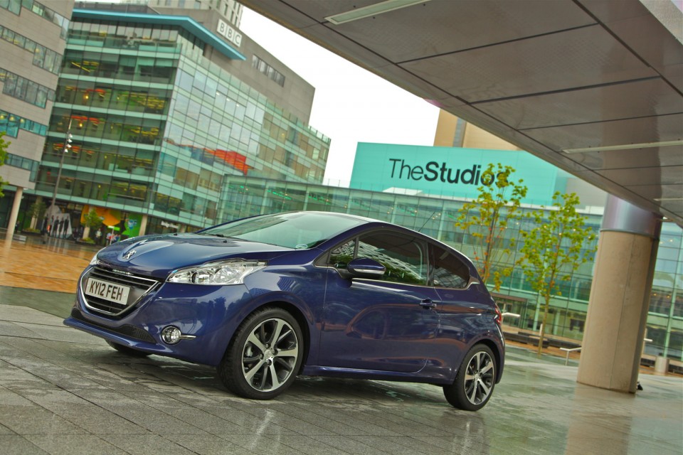 Photo Peugeot 208 Féline Bleu Virtuel, version UK (RHD) - 016