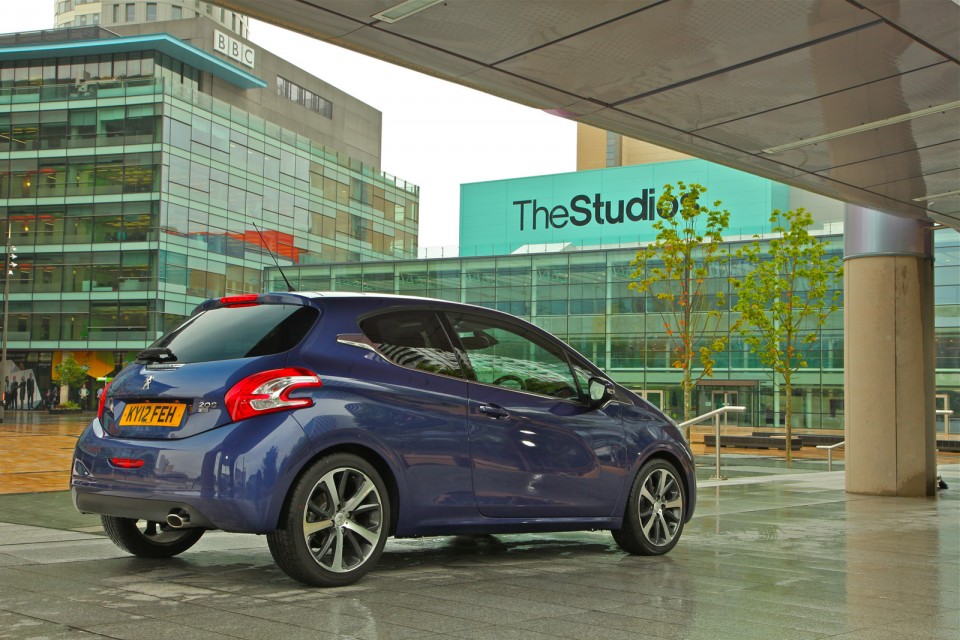 Photo Peugeot 208 Féline Bleu Virtuel, version UK (RHD) - 017