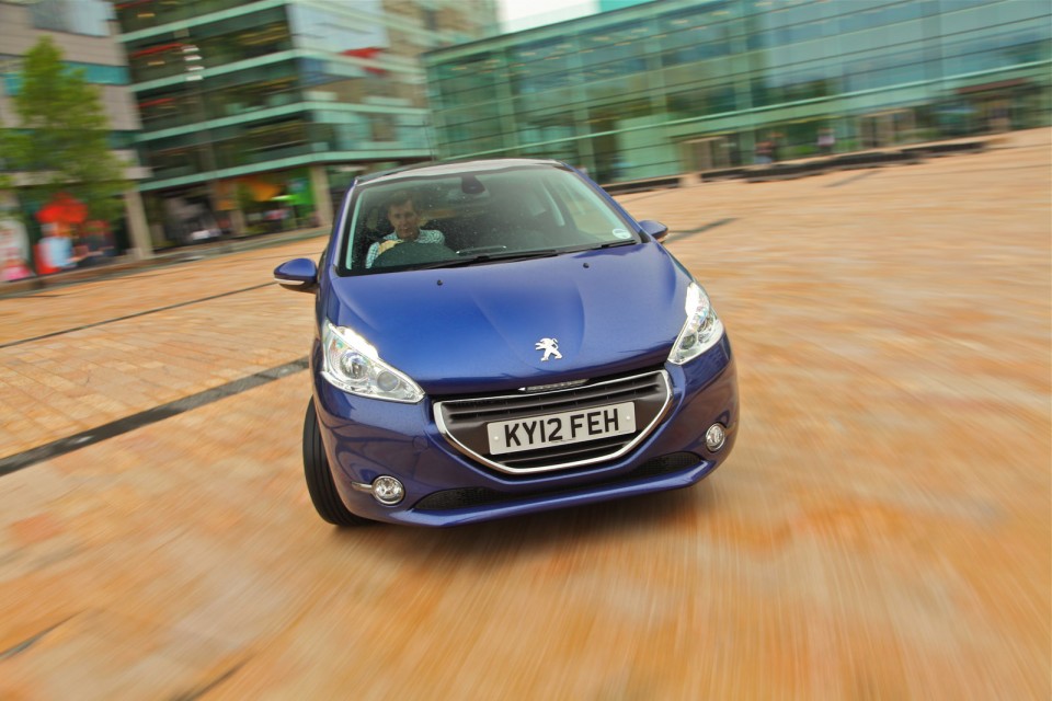 Photo Peugeot 208 Féline Bleu Virtuel, version UK (RHD) - 020