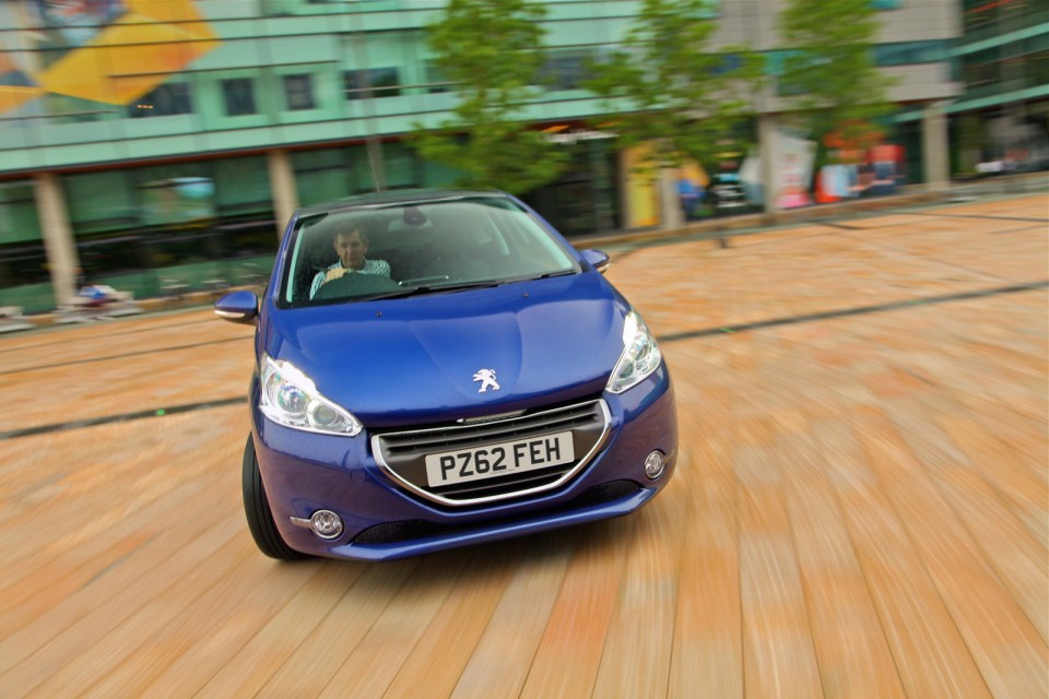 Photo Peugeot 208 Féline Bleu Virtuel, version UK (RHD) - 021