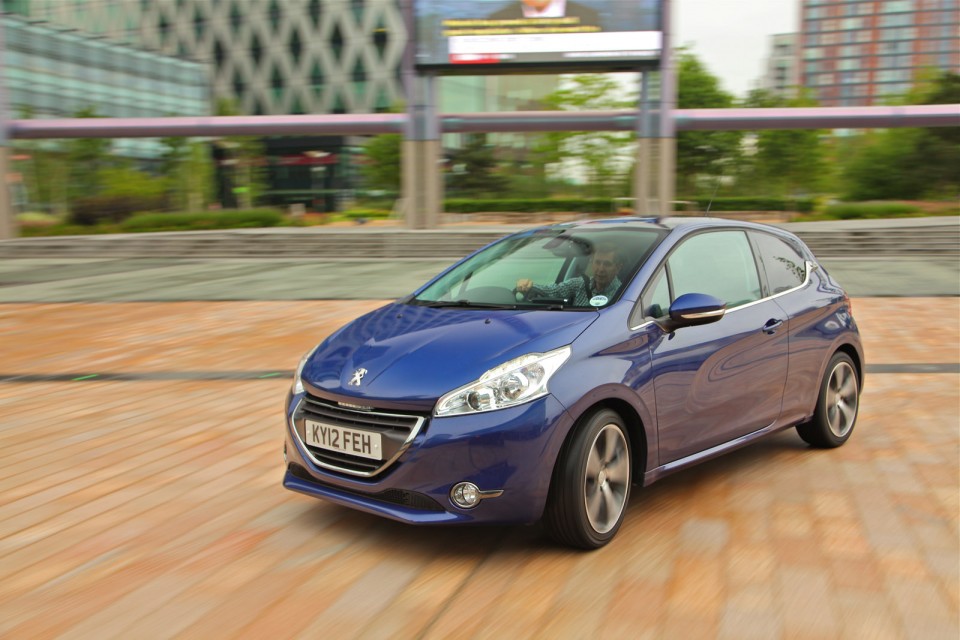 Photo Peugeot 208 Féline Bleu Virtuel, version UK (RHD) - 022