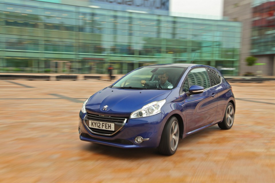 Photo Peugeot 208 Féline Bleu Virtuel, version UK (RHD) - 023