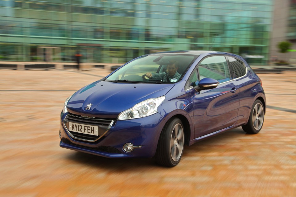 Photo Peugeot 208 Féline Bleu Virtuel, version UK (RHD) - 024