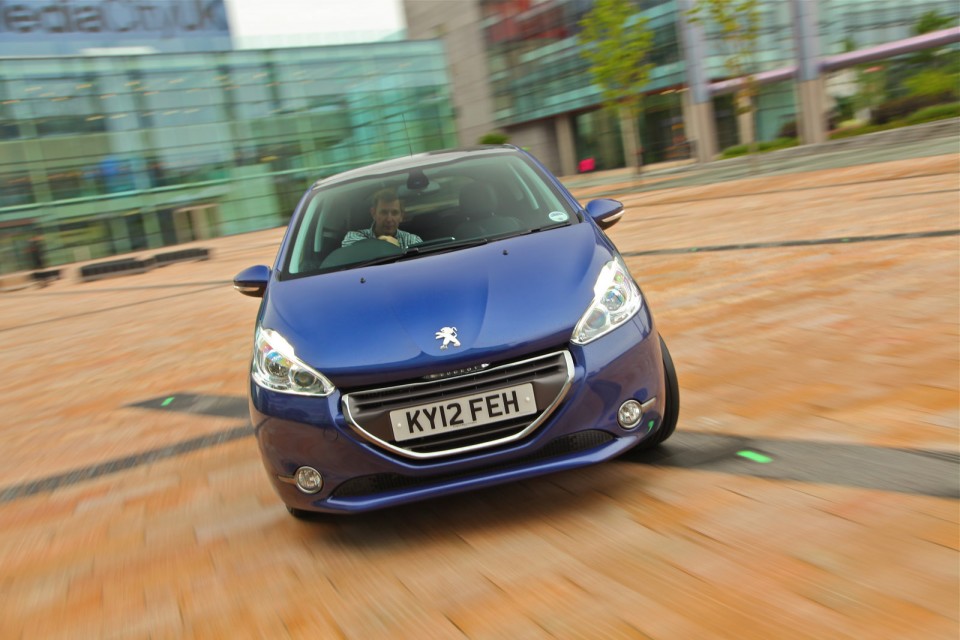 Photo Peugeot 208 Féline Bleu Virtuel, version UK (RHD) - 025
