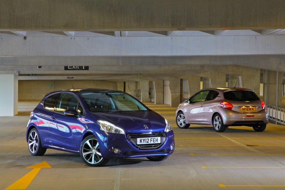 Photo Peugeot 208 Féline Bleu Virtuel et 208 Allure Blossom Grey, version UK (RHD) - 026