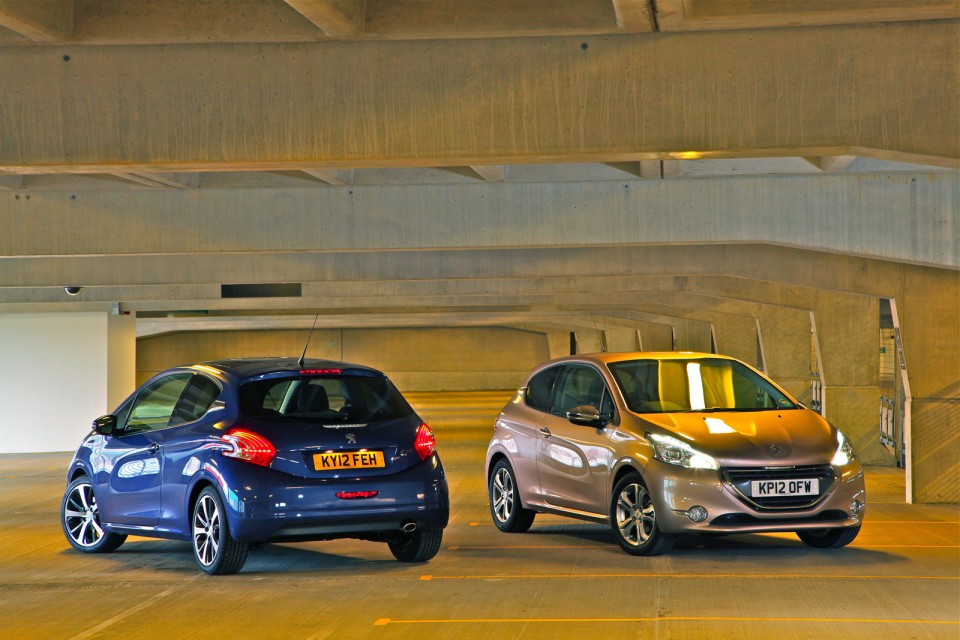 Photo Peugeot 208 Féline Bleu Virtuel et 208 Allure Blossom Grey, version UK (RHD) - 027