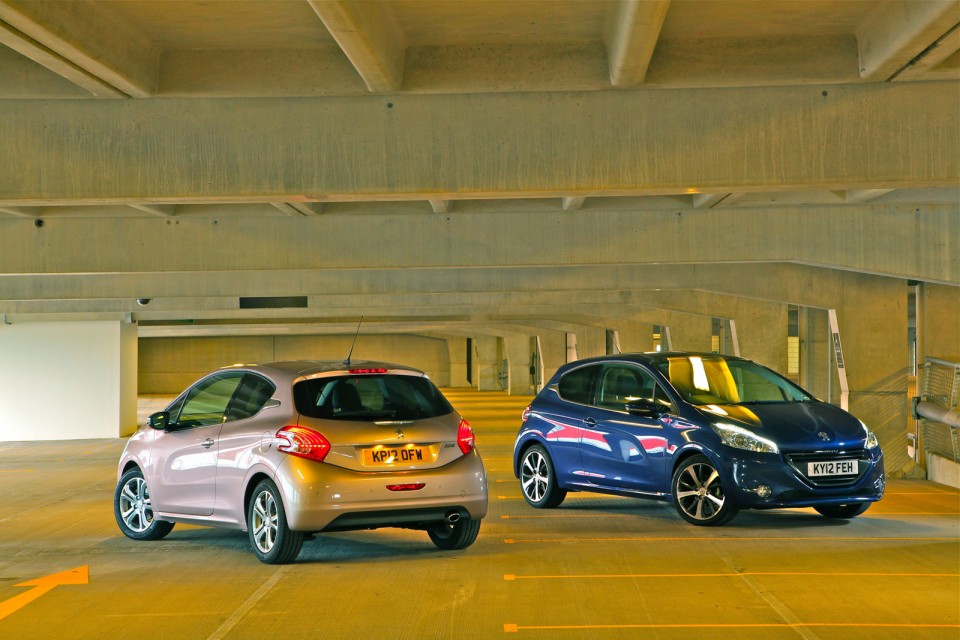Photo Peugeot 208 Féline Bleu Virtuel et 208 Allure Blossom Grey, version UK (RHD) - 028