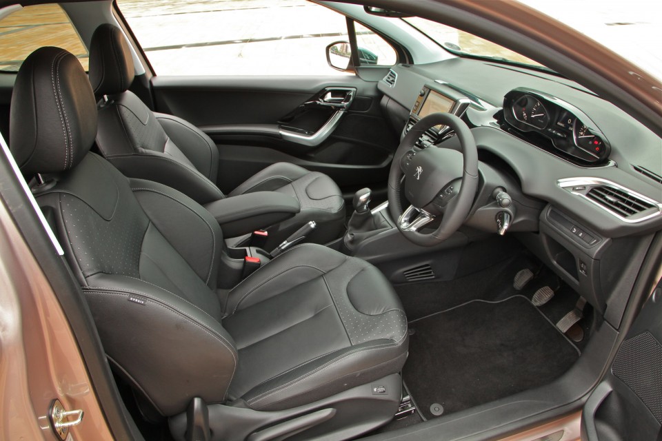Photo Intérieur Cuir Noir Peugeot 208 Allure Blossom Grey, version UK (RHD) - 029