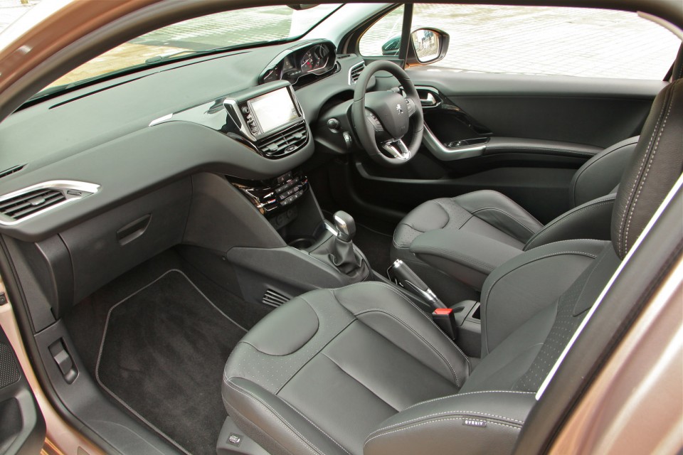 Photo Intérieur Cuir Noir Peugeot 208 Allure Blossom Grey, version UK (RHD) - 030