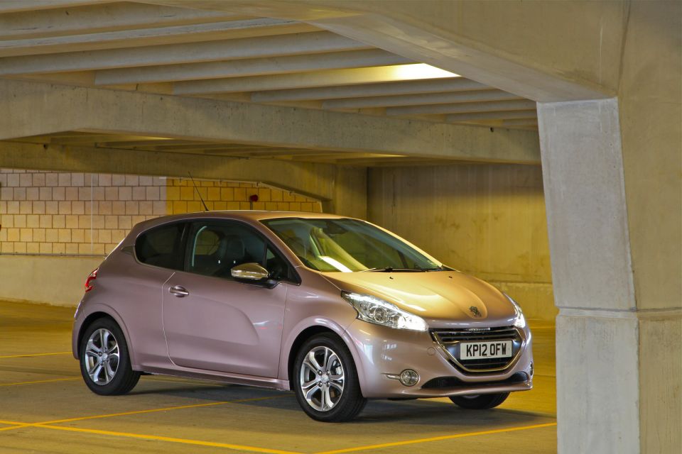 Photo Peugeot 208 Allure Blossom Grey, version UK (RHD) - 031