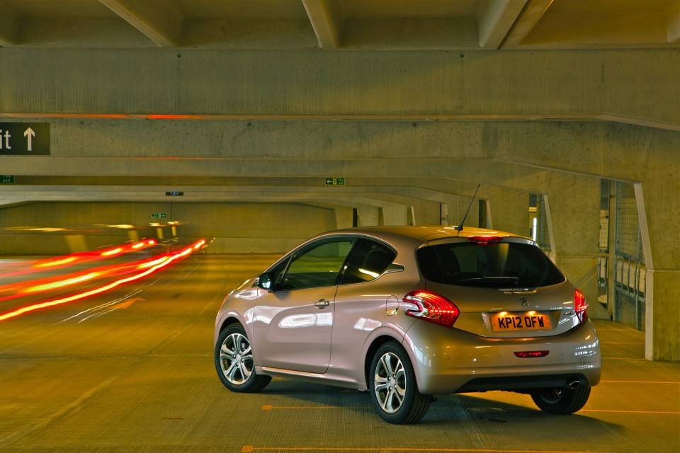 Photo Peugeot 208 Allure Blossom Grey, version UK (RHD) - 032