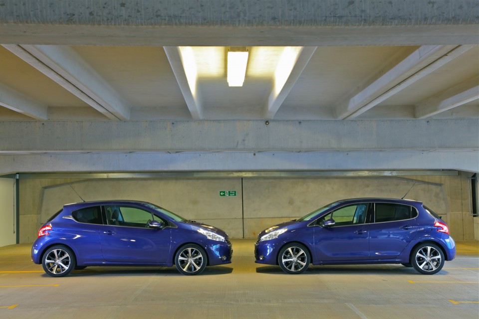 Photo Peugeot 208 Féline 3 et 5 portes Bleu Virtuel, version UK (RHD) - 042