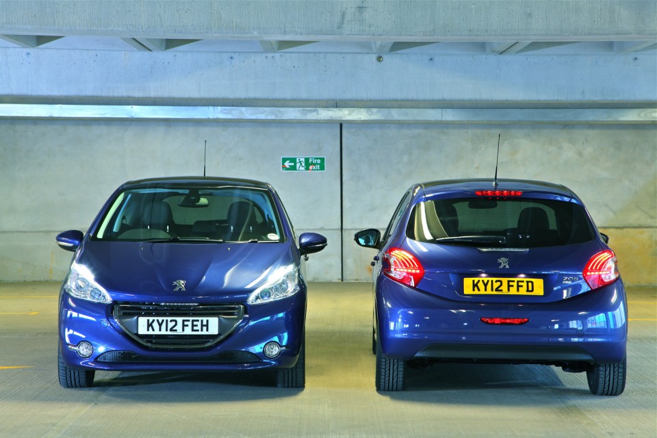 Photo Peugeot 208 Féline 3 et 5 portes Bleu Virtuel, version UK (RHD) - 043