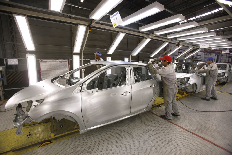 Ferrage, mise en place des côtés de caisse par des opérateurs - Production Peugeot 208 à Porto Real (Brésil) - 005