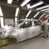 Ferrage, mise en place des côtés de caisse par des opérateurs - Production Peugeot 208 à Porto Real (Brésil) - 005