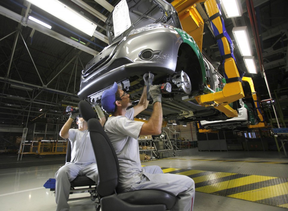 Montage, opérateur travaillant sous la caisse à l'aide de sièges ergonomiques - Production Peugeot 208 à Porto Real (Brésil) - 006