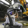 Montage, opérateur travaillant sous la caisse à l'aide de sièges ergonomiques - Production Peugeot 208 à Porto Real (Brésil) - 006