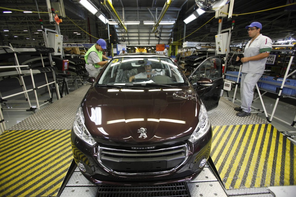 Contrôle par des opérateurs sur la ligne de montage - Production Peugeot 208 à Porto Real (Brésil) - 007