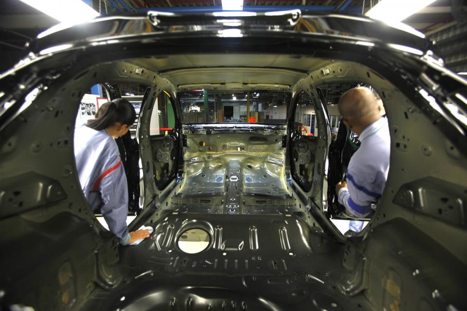 Contrôle par des opérateurs sur la ligne de finition - Production Peugeot 208 à Porto Real (Brésil) - 013