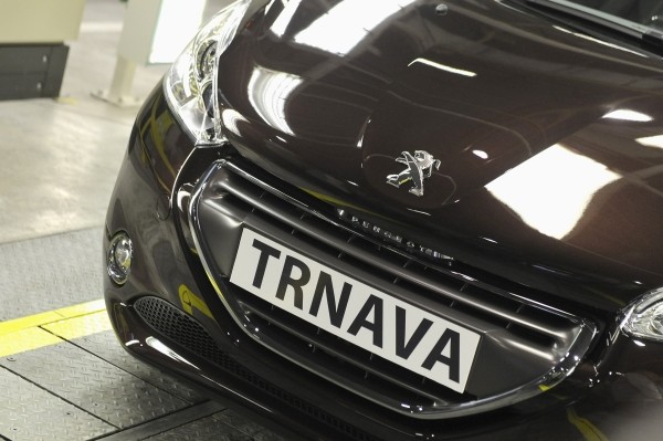 Peugeot 208 Rouge Noir à Trnava