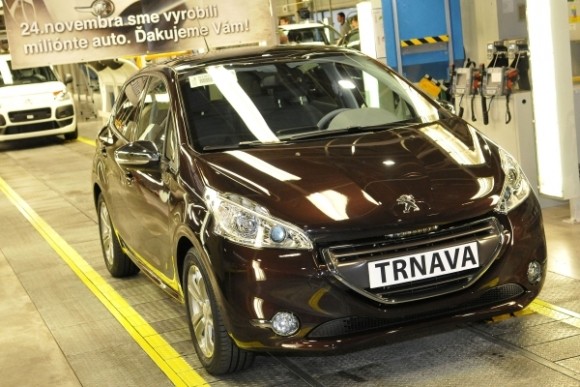 Peugeot 208 Rouge Noir à Trnava