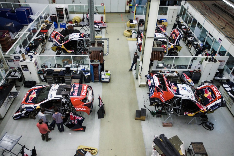 Photo officielle Peugeot 2008 DKR - Peugeot Sport à Vélizy