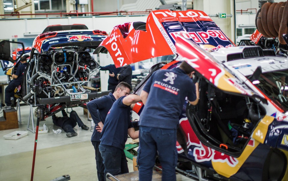 Photo officielle Peugeot 2008 DKR - Peugeot Sport à Vélizy