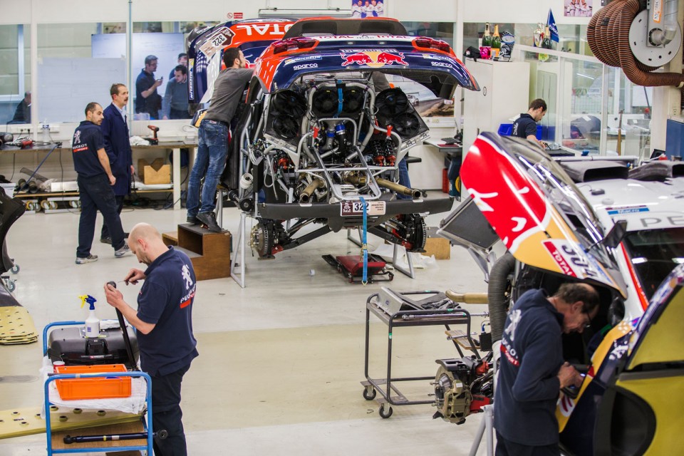 Photo officielle Peugeot 2008 DKR - Peugeot Sport à Vélizy