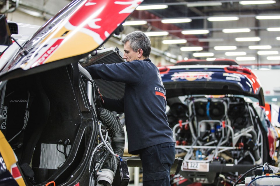 Photo officielle Peugeot 2008 DKR - Peugeot Sport à Vélizy