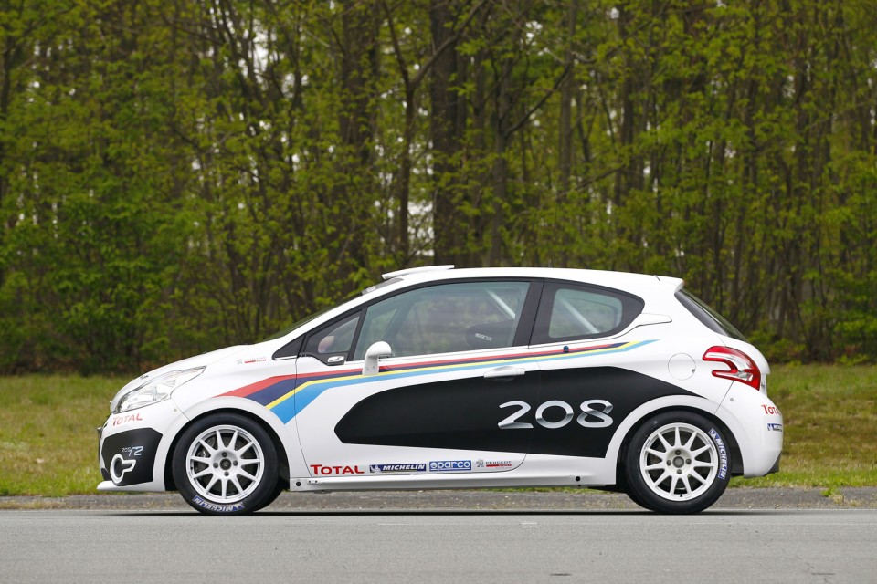 Profil gauche statique Peugeot 208 R2 Photo officielle 006