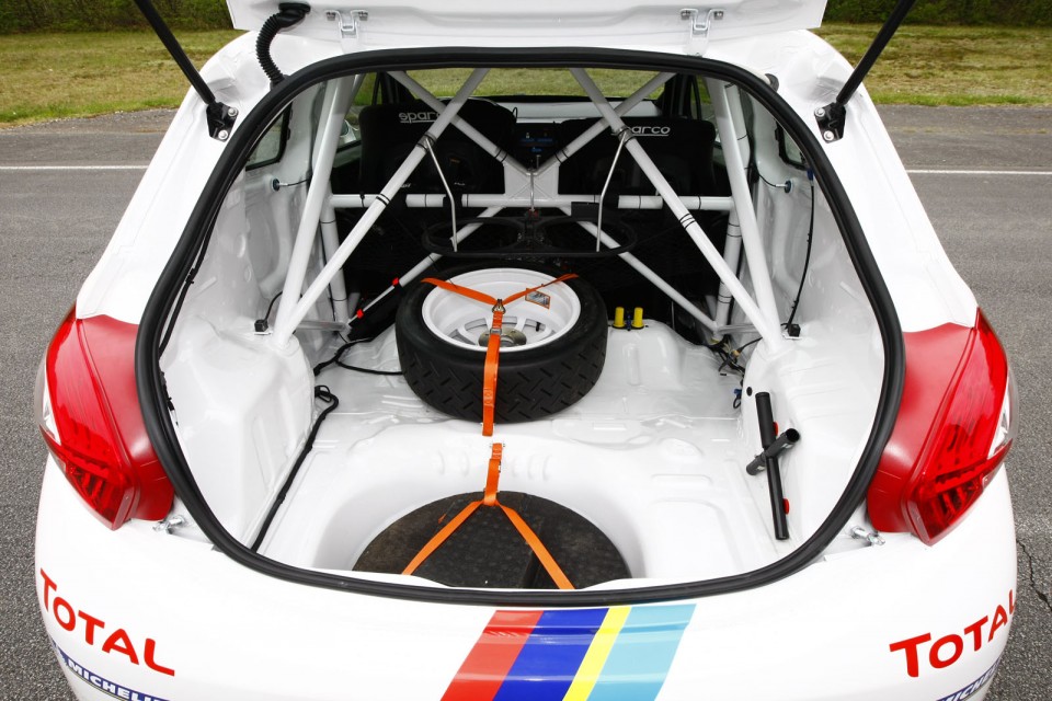 Détail Coffre Peugeot 208 R2 Photo officielle 021