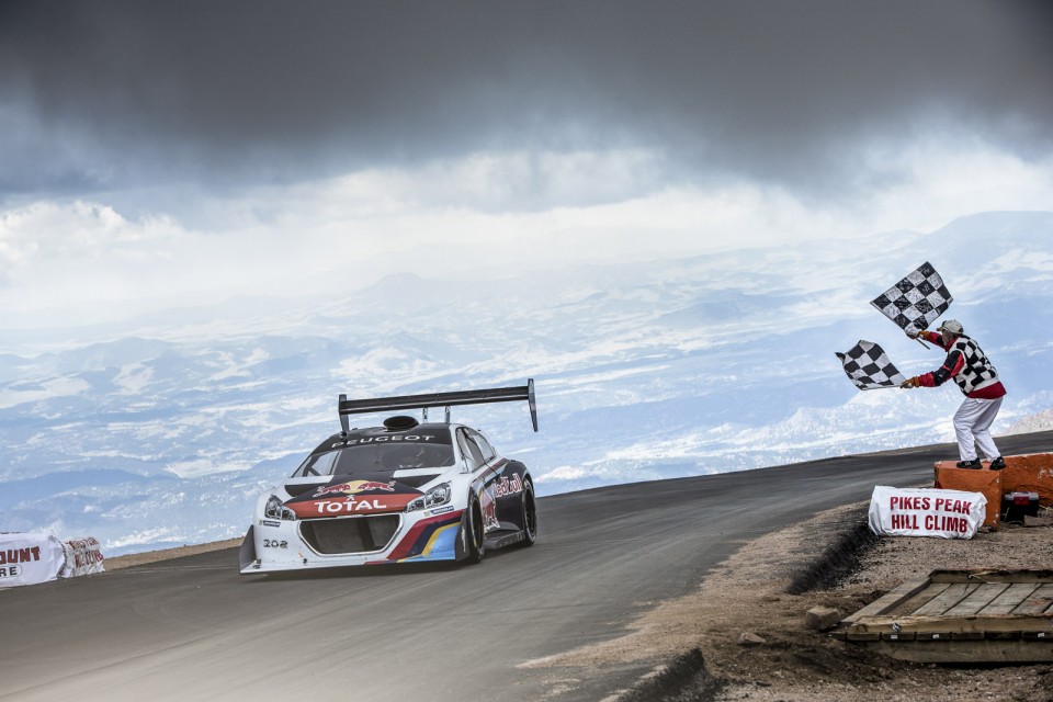 Victoire Sébastien Loeb - Peugeot 208 T16 Pikes Peak 2013 - 1-010