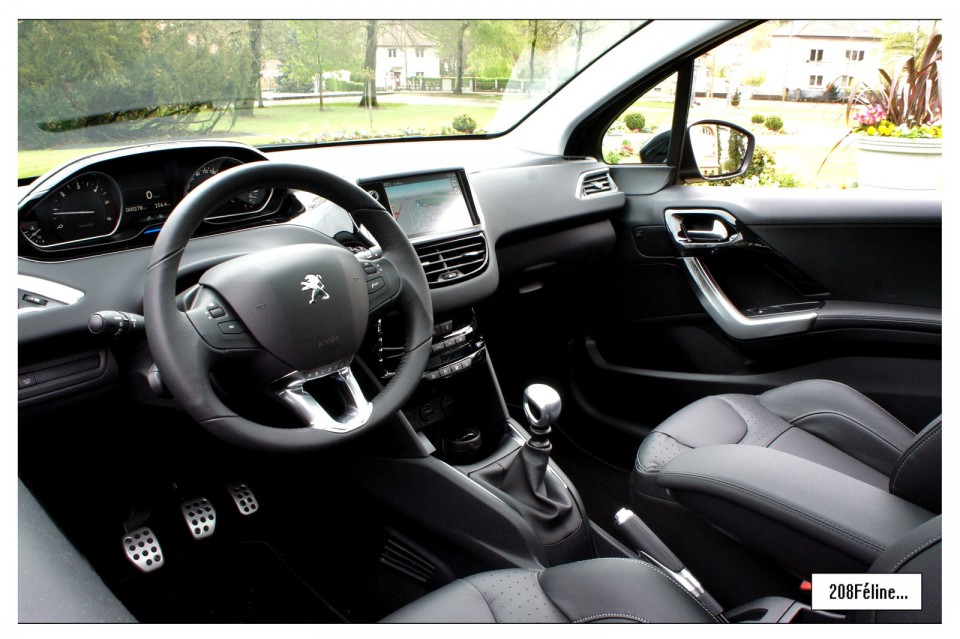 [208Féline] Intérieur Peugeot 208 Féline 1.6 e-HDi 115 Noir Obsidien 3p - 003