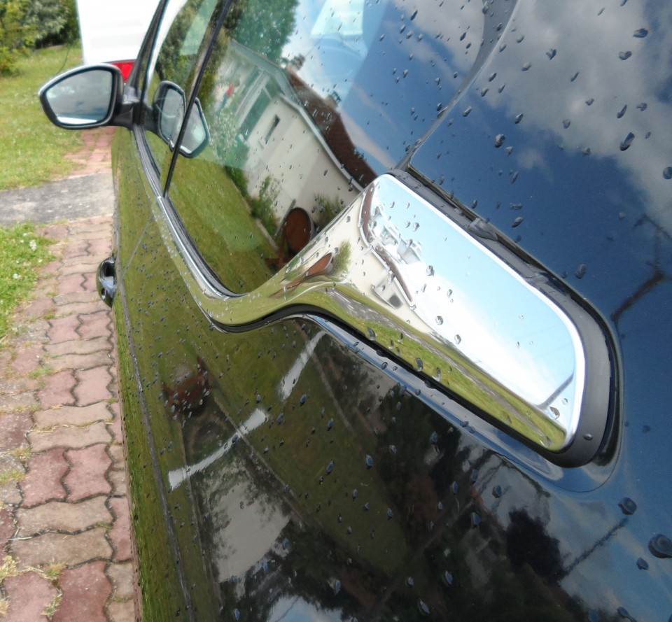 [alumine] Enjoliveur de custode chromé Peugeot 208 Allure 1.6 e-HDi 92 Noir Obsidien 3p - 005