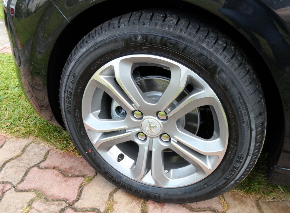 [alumine] Jante alu Hélium 16" Peugeot 208 Allure 1.6 e-HDi 92 Noir Obsidien 3p - 006