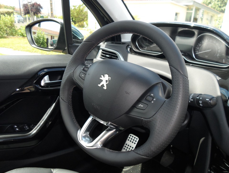 [alumine] Volant Peugeot 208 Allure 1.6 e-HDi 92 Noir Obsidien 3p - 010