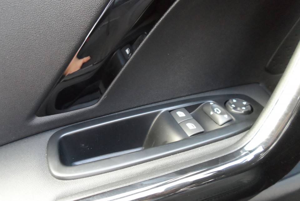 [alumine] Lève vitre Peugeot 208 Allure 1.6 e-HDi 92 Noir Obsidien 3p - 014