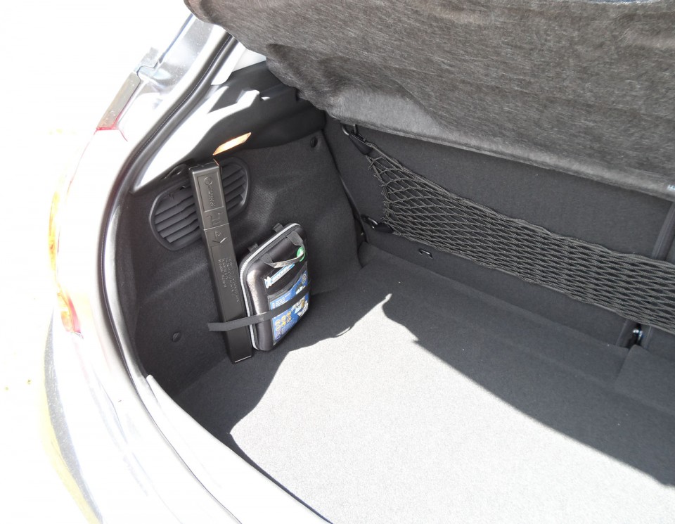 [alumine] Coffre Peugeot 208 Allure 1.6 e-HDi 92 Noir Obsidien 3p - 016