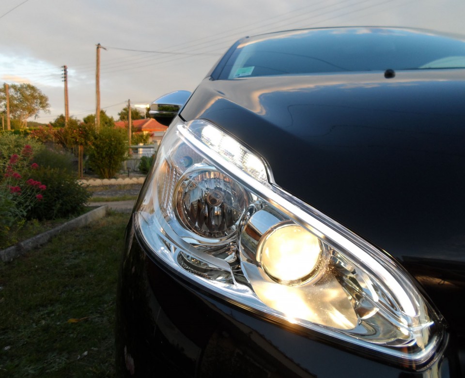 [alumine] Peugeot 208 Allure 1.6 e-HDi 92 Noir Obsidien 3p - 018