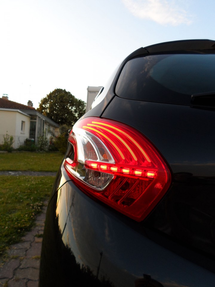 [alumine] Peugeot 208 Allure 1.6 e-HDi 92 Noir Obsidien 3p - 019