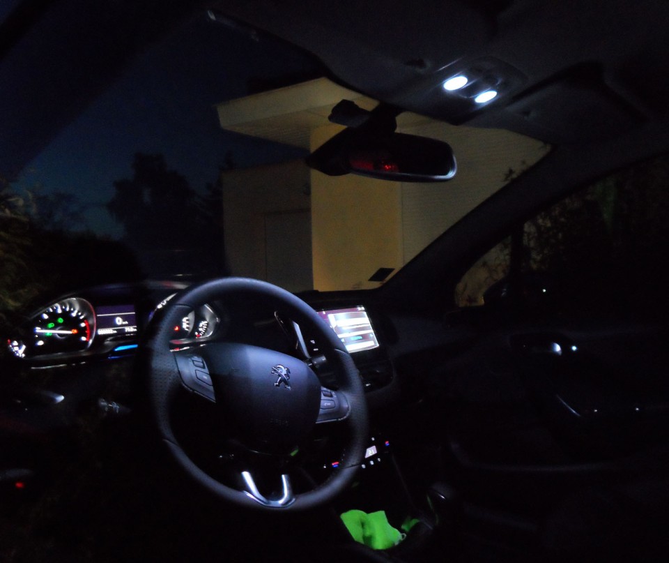 [alumine] Intérieur éclairé Peugeot 208 Allure 1.6 e-HDi 92 Noir Obsidien 3p - 022