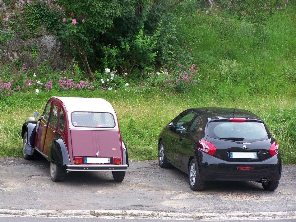 [alumine] Citroën 2CV et Peugeot 208 Allure 1.6 e-HDi 92 Noir Obsidien 3p - 029