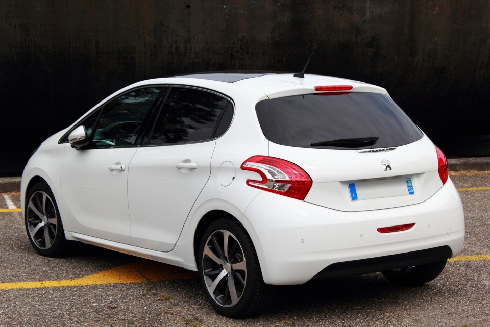 [Arnaud] Peugeot 208 Féline 1.6 VTI 120 Blanc Banquise 5p - 001